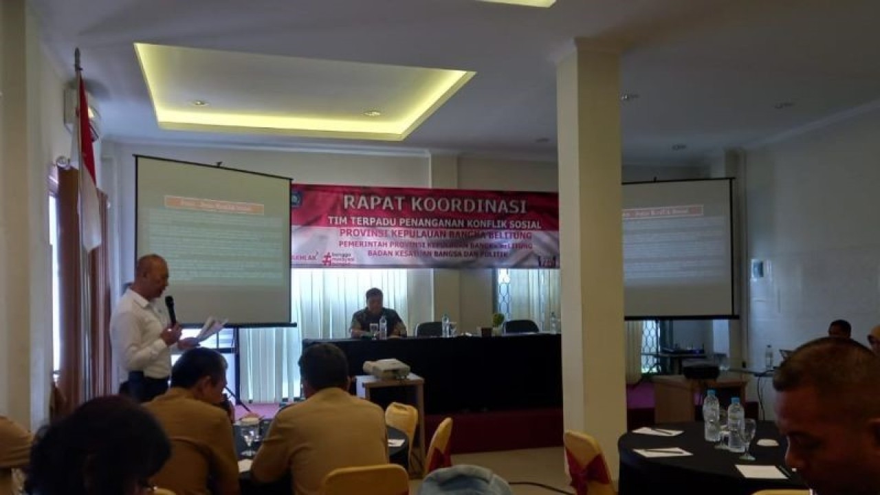 Wakil Ditreskrimum Polda Kepulauan Babel AKBP Qori Wijaksono saat menyampaikan materi pada Rakor Antisipasi Konflik Sosial Pemilu 2024 di Pangkalpinang. ANTARA/HO-Polda Babel