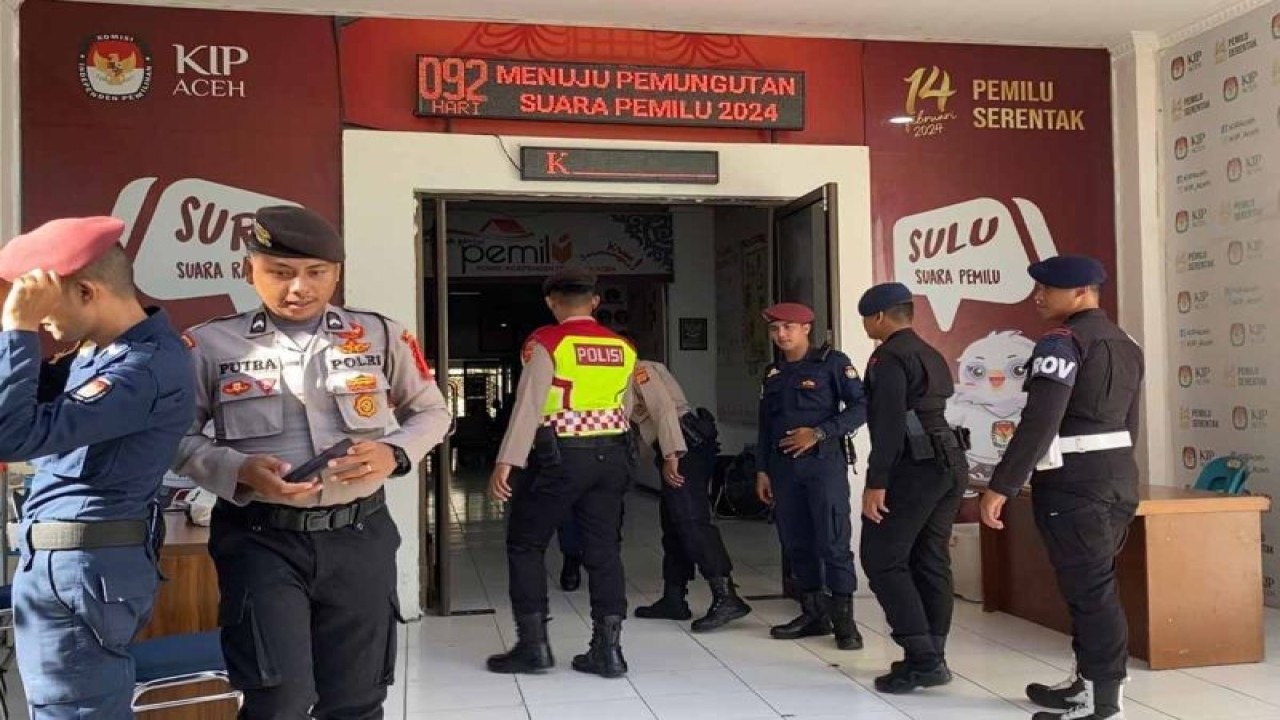 Personel Satuan Tugas Operasi Mantap Brata Seulawah Polda Aceh berpatroli ke Kantor KIP Aceh di Banda Aceh, Senin (13/11/2023). ANTARA/HO-Bidhumas Polda Aceh