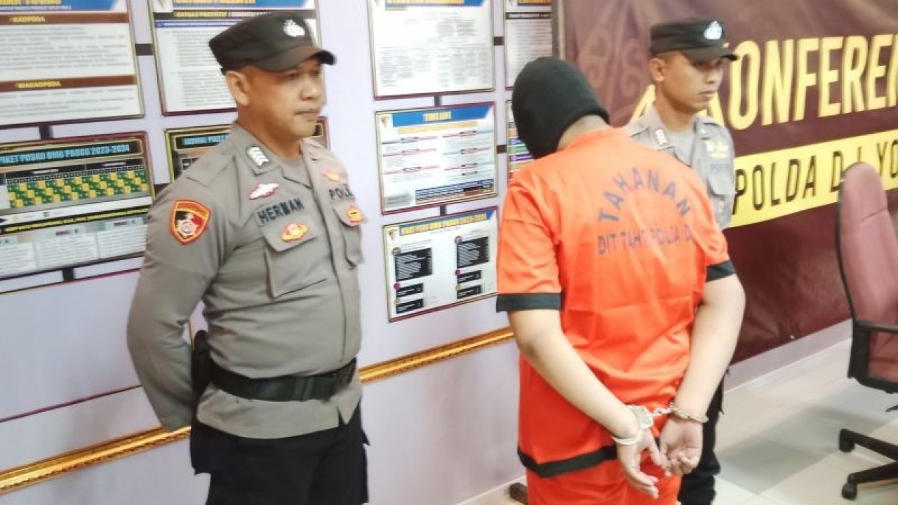 Seorang mahasiswa berinisial RAN (19), tersangka penyebar hoaks atau kabar bohong tentang kasus dugaan kekerasan seksual di UNY dihadirkan saat konferensi pers di Mapolda DIY, Senin (13/11/2023) (ANTARA/Luqman Hakim)