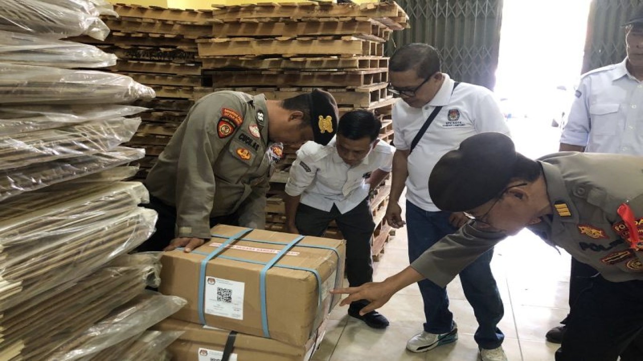 Petugas Kepolisian sedang melakukan monitoring di Gudang Kotak Suara KPU Baadarlampung. Selasa, (7/11/2023). (ANTARA/HO-Polda Lampung)