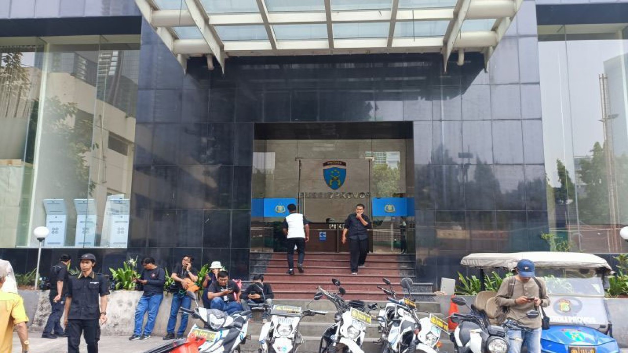 Situasi di depan gedung Sub Bid Provos, Promoter Polda Metro Jaya tempat yang rencananya dilakukan pemeriksaan terhadap Alex Tirta pada Rabu (1/11/2023). ANTARA/Ilham Kausar