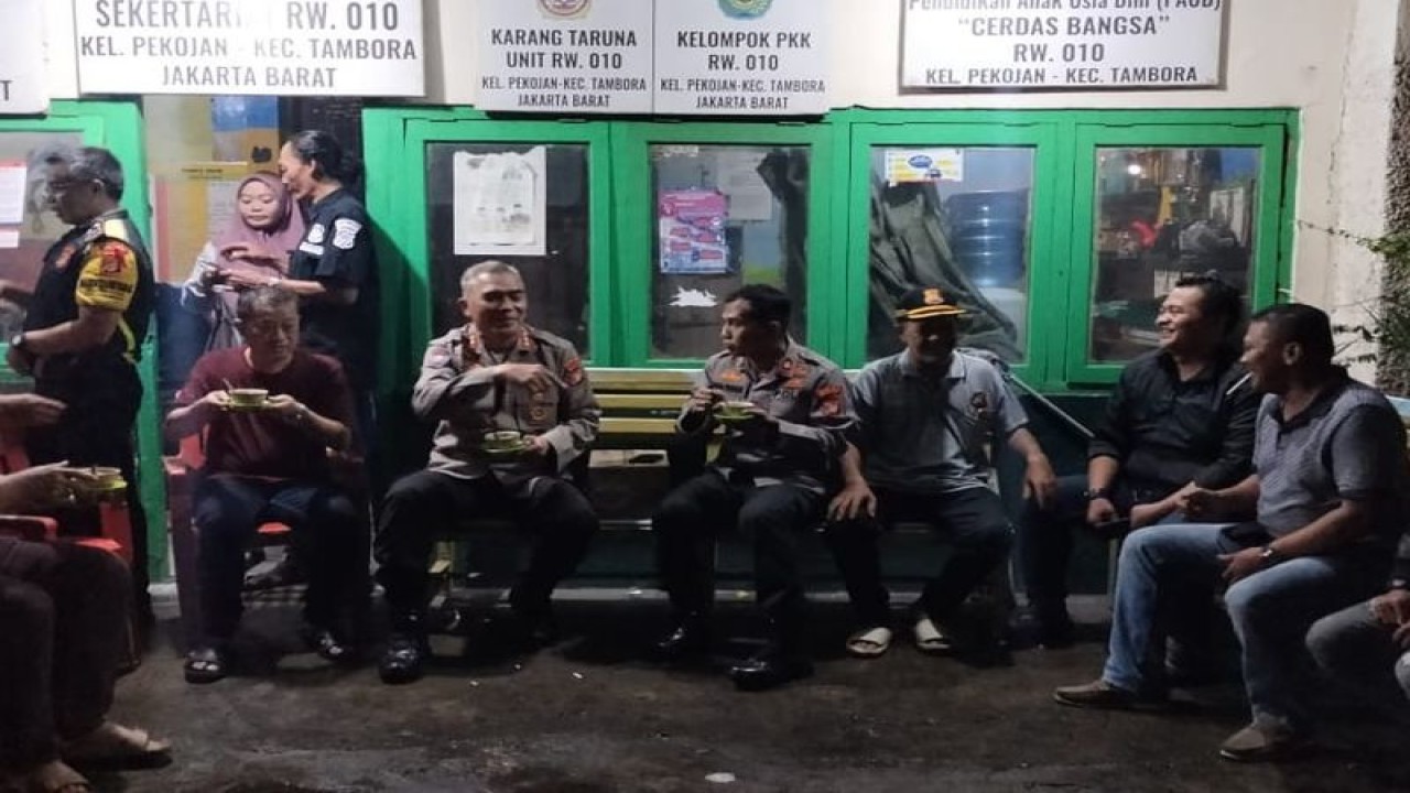 Polda Metro Jaya Kombes Badya Wijaya saat berkunjung ke Poskamling RW 10 Kelurahan Pekojan Kecamatan Tambora, Jakarta Barat, pada Selasa (31/10/2023). ANTARA/HO-Polsek Tambora