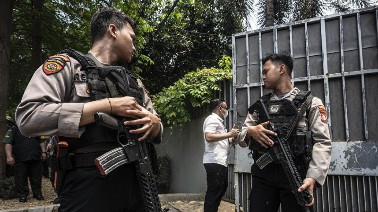 Polisi berjaga saat seorang penyidik Ditreskrimsus Polda Metro Jaya masuk ke dalam salah satu kediaman Ketua KPK Firli Bahuri di kawasan Jalan Kertanegara, Jakarta, Kamis (26/10/2023). ANTARA FOTO/Aprillio Akbar/nym/aa.