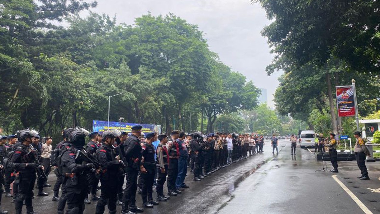 Sejumlah personel Polda Metro Jaya mengikuti apel Operasi Mantap Brata Jaya 2023-2024, di Polda Metro Jaya, Kamis (30/11/2023). ANTARA/Ilham Kausar