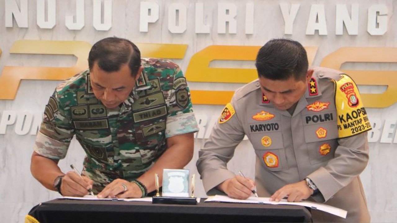 Kepala Kepolisian Daerah (Polda) Metro Jaya Irjen Pol Karyoto dan Panglima Komando Daerah Militer (Kodam) Jaya Mayjen TNI Mohamad Hasan menandatangani perjanjian kerja sama lembaga untuk memperkuat sinergi. ANTARA/HO-Humas Polda Metro Jaya