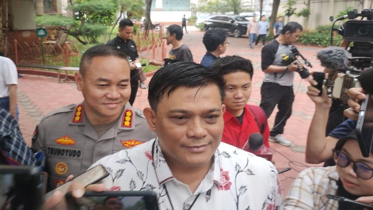 Dirreskrimsus Polda Metro Jaya Kombes Pol Ade Safri Simanjuntak bersama Kabid Humas Polda Metro Jaya Kombes Pol Trunoyudo Wisnu Andiko (kiri) saat ditemui di Polda Metro Jaya, Jumat (24/11/2023). ANTARA/Risky Syukur