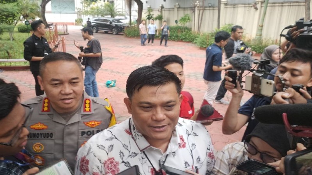 Dirreskrimsus Polda Metro Jaya Kombes Pol Ade Safri Simanjuntak (kanan) bersama Kabid Humas Polda Metro Jaya Kombes Pol Trunoyudo Wisnu Andiko (kiri) saat ditemui di Polda Metro Jaya, Jumat (24/11/2023). ANTARA/Risky Syukur