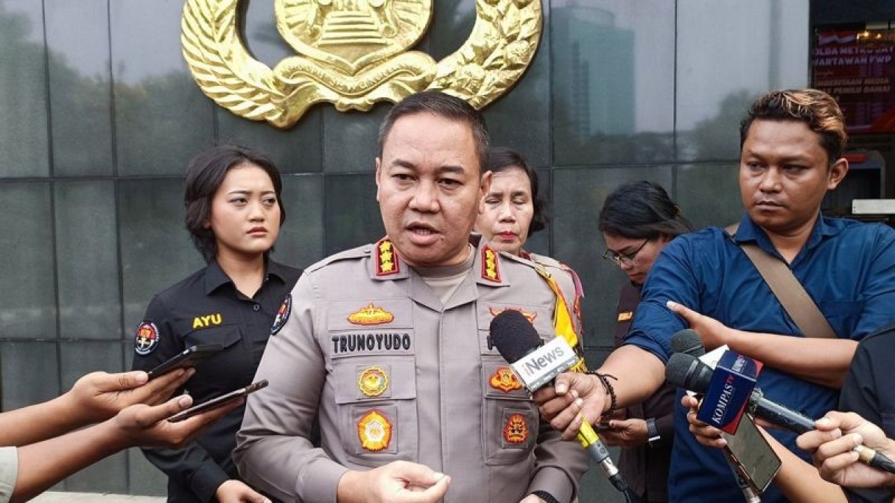 Kabid Humas Polda Metro Jaya Kombes Pol Trunoyudo Wisnu Andiko saat diwawancarai di Polda Metro Jaya, Rabu (15/11/2023). ANTARA/Ilham Kausar/am.