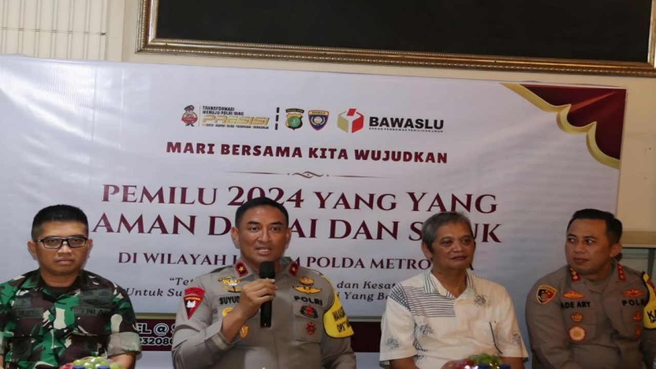 Wakapolda Metro Jaya Brigjen Pol Suyudi Ario Seto (kedua dari kiri) bersama Kapolres Metro Jakarta Selatan Kombes Pol Ade Ary (kanan) saat mengunjungi Pos Siskamling RW 03 Melawai, Kebayoran Baru, Jakarta Selatan, Sabtu (11/11/2023). ANTARA/HO-Humas Polda Metro Jaya