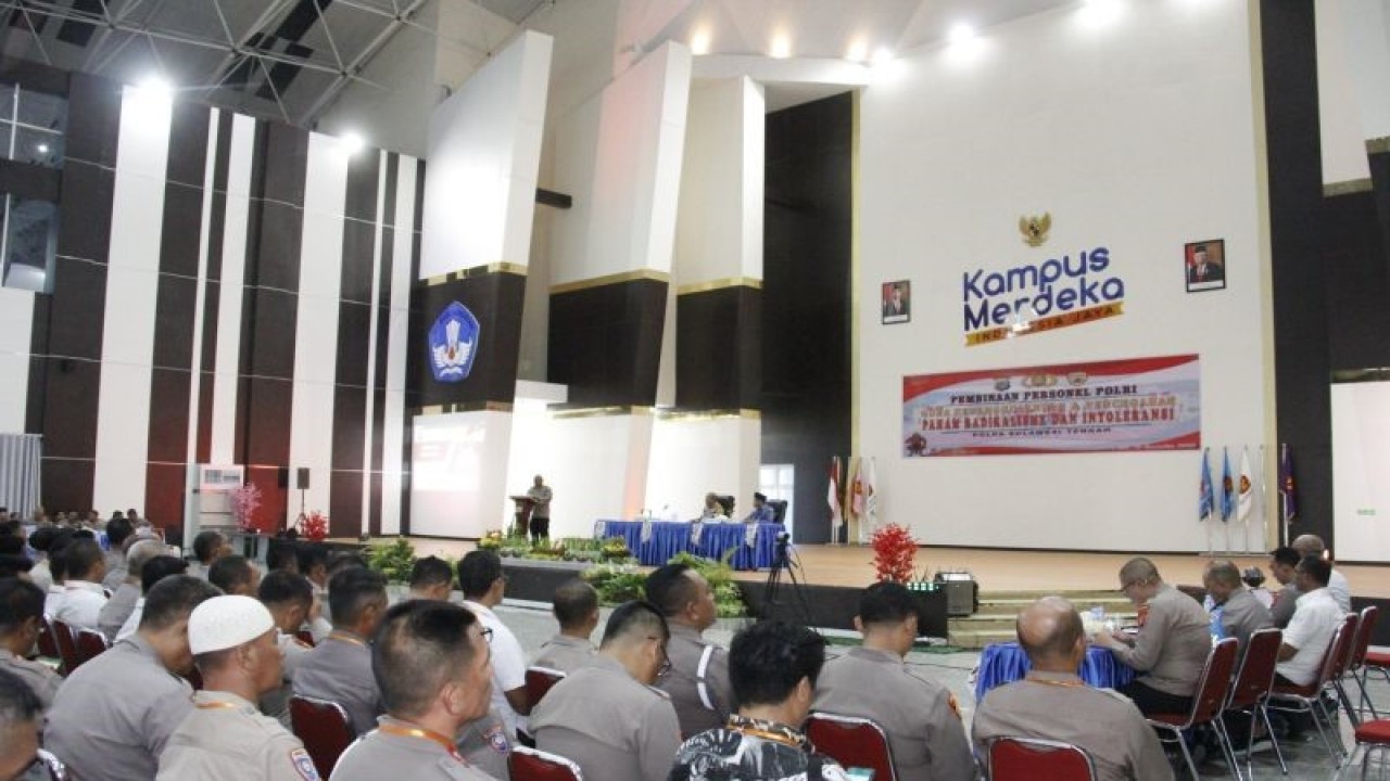 Personel Polda Sulteng mengikuti pembinaan pencegahan dan penanggulangan paham radikalisme dan intoleransi di Mapolda Sulteng, Jumat (17/11/2023). (ANTARA/HO-Humas Polda Sulteng)