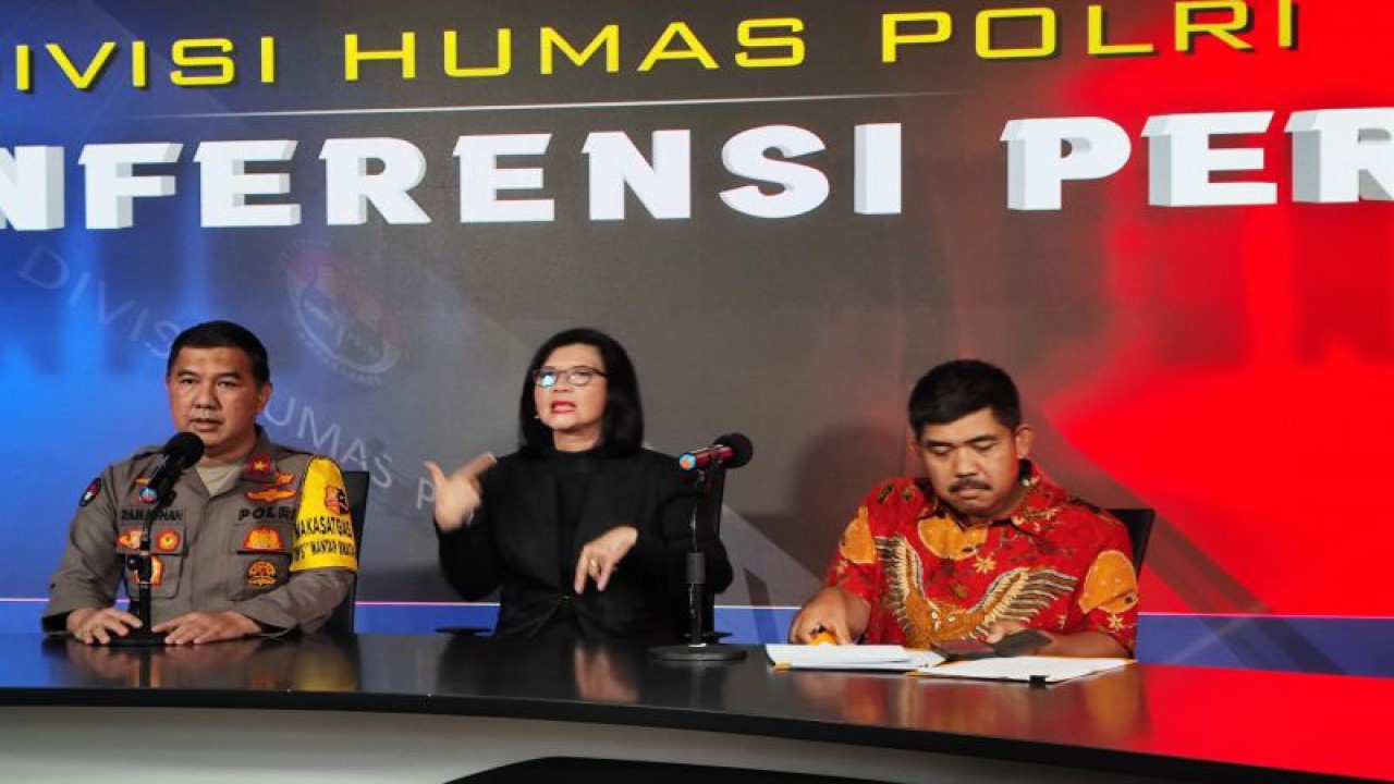 Karopenmas Divisi Humas Polri Brigjen Pol. Ahmad Ramadhan (kiri) dan Juru Bicara Densus 88 Antiteror Polri Kombes Pol. Aswin Siregar (kanan) saat memberikan keterangan terkait penangkapan teroris kelompok JAD kepada wartawan di Mabes Polri, Jakarta, Jumat (3/11/2023). (ANTARA/Laily Rahmawaty)