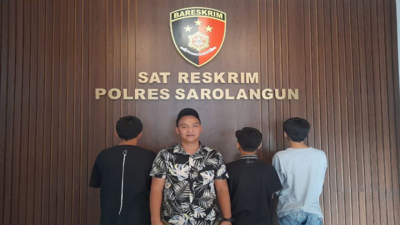 Tiga pelaku pengeroyokan siswa di SMA N 4 Sarolangun didampingi Kepala Desa setempat dan orangtuanya menyerahkan diri ke Polres Sarolangun, Senin (6/11/2023) (ANTARA/HO-Polres Sarolangun)