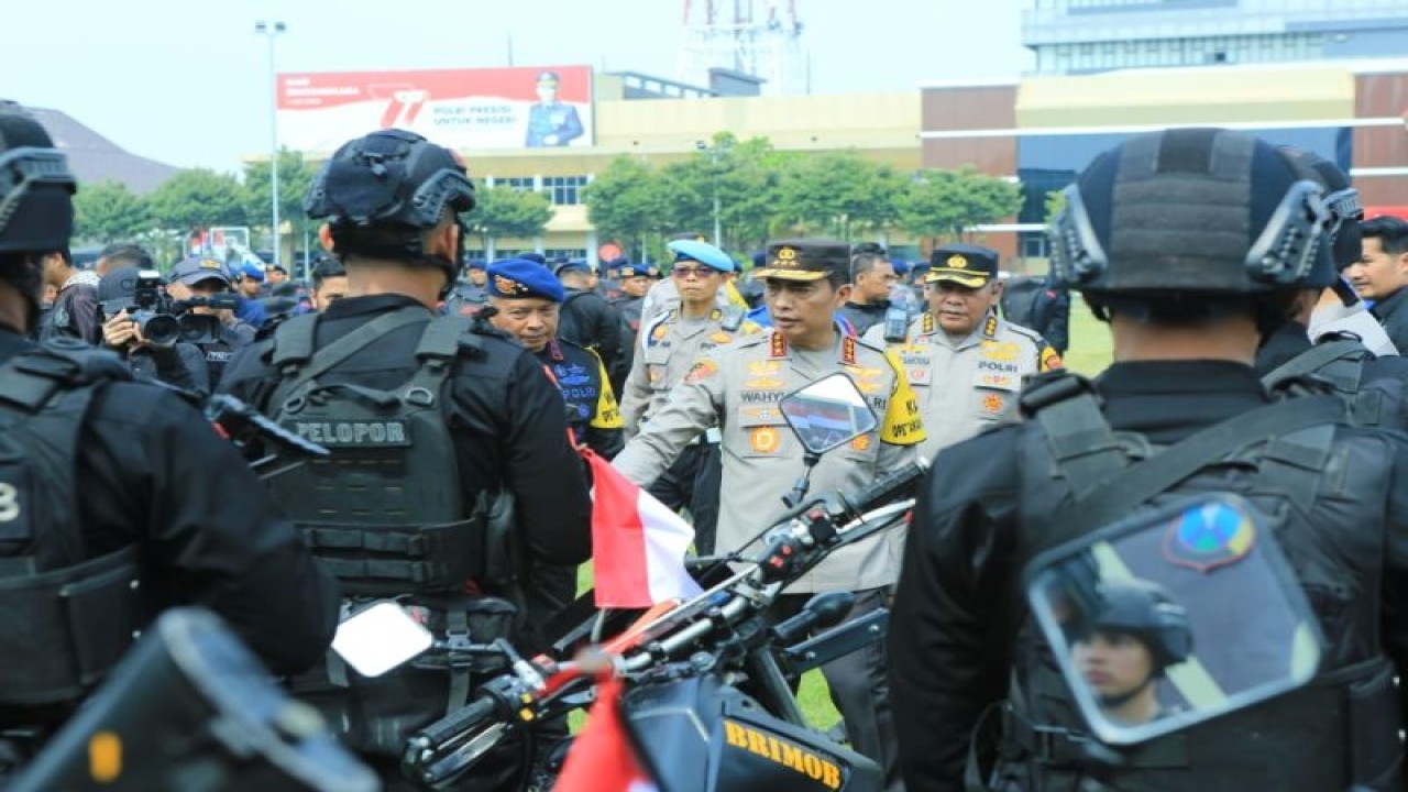 Kabareskrim Polri Komisaris Jenderal Polisi Wahyu Widada (tengah) saat mengecek kesiapan personel yang diterjunkan dalam Operasi Aman Bacuya 2023 di Mapolda Jatim, Surabaya, Kamis (9/11/2023). (ANTARA/HO-Bidhumas Polda Jatim)