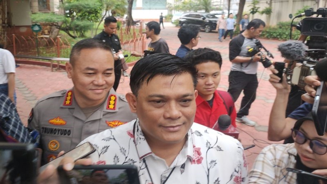 Dirreskrimsus Polda Metro Jaya Kombes Pol Ade Safri Simanjuntak bersama Kabid Humas Polda Metro Jaya Kombes Pol Trunoyudo Wisnu Andiko (kiri) saat ditemui di Polda Metro Jaya, Jumat (24/11/2023). ANTARA/Risky Syukur