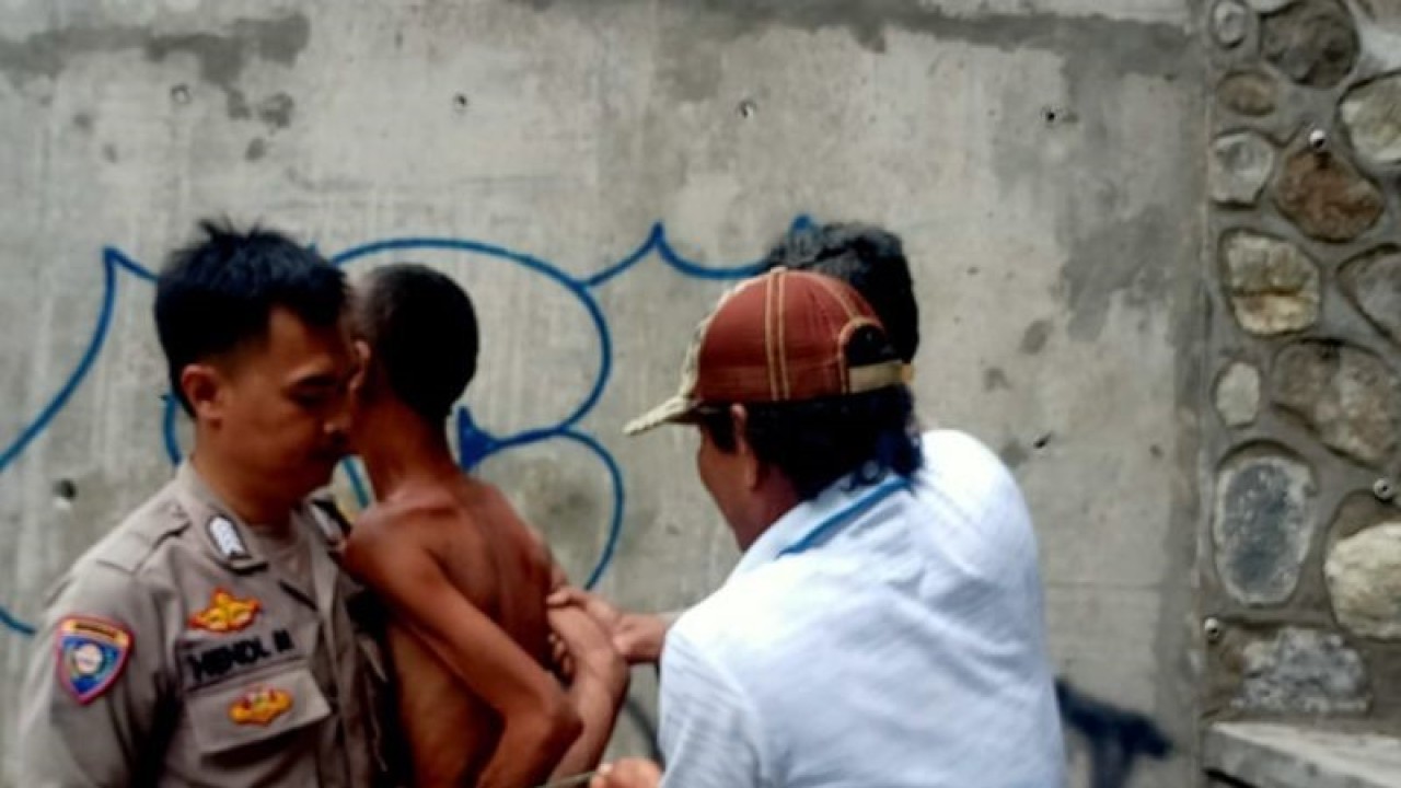 Personel Polsek Cikakak bersama warga saat mengevakuasi ODGJ tanpa busana di Jalan Raya Cicolok-Cikakak, Kecamatan Cikakak, Kabupaten Sukabumi, Jabar pada Selasa, (28/11/2023). ANTARA/Aditya Rohman