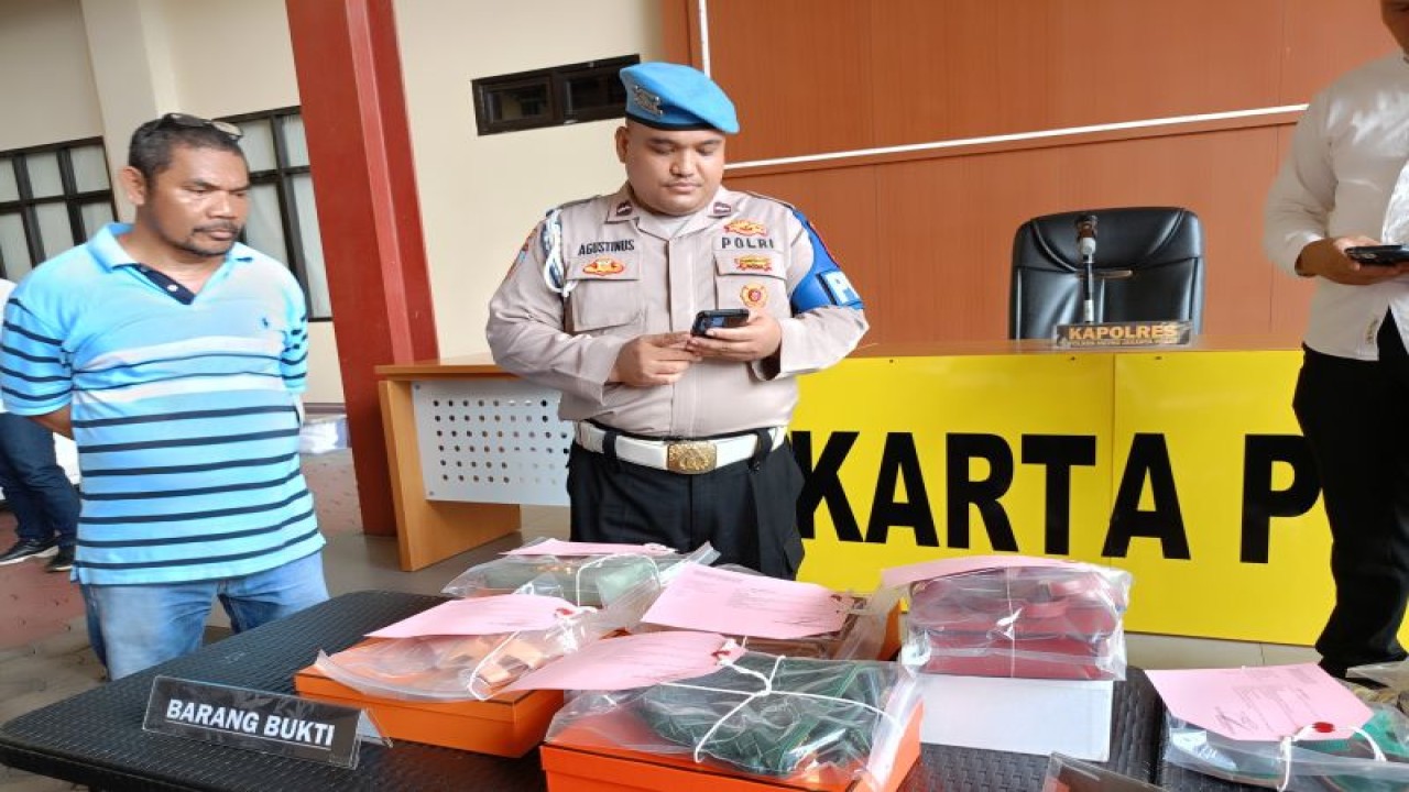 Polisi mengamankan beberapa barang bukti dari tersangka Ghisca Debora Aritonang atau GDA (19) terkait kasus penipuan tiket konser Coldplay. (ANTARA/Siti Nurhaliza)