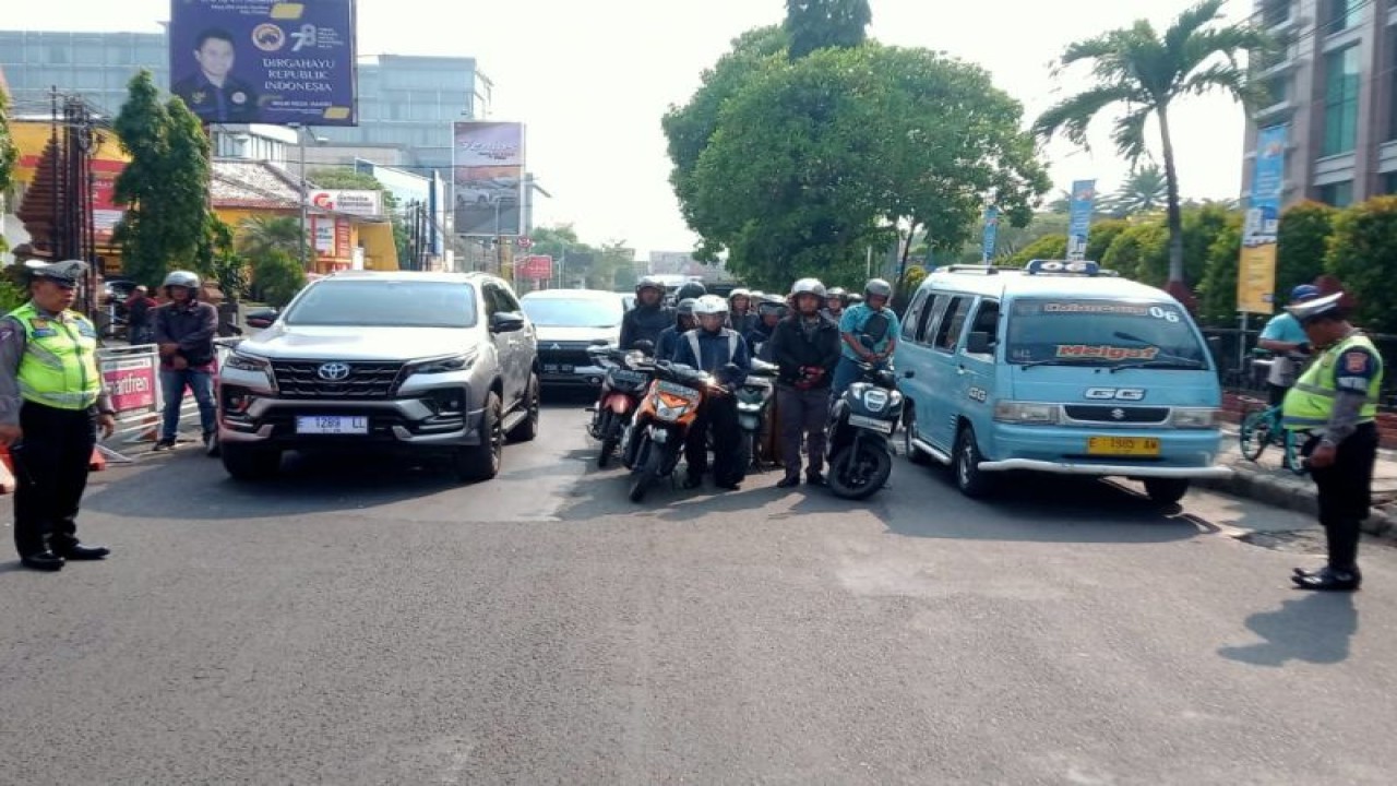 Para pengendara berhenti sejenak di jalan protokol di Kota Cirebon, Provinsi Jawa Barat, untuk mengheningkan cipta pada Hari Pahlawan, Jumat (10/11/2023). (ANTARA/HO-Humas Polres Cirebon Kota)