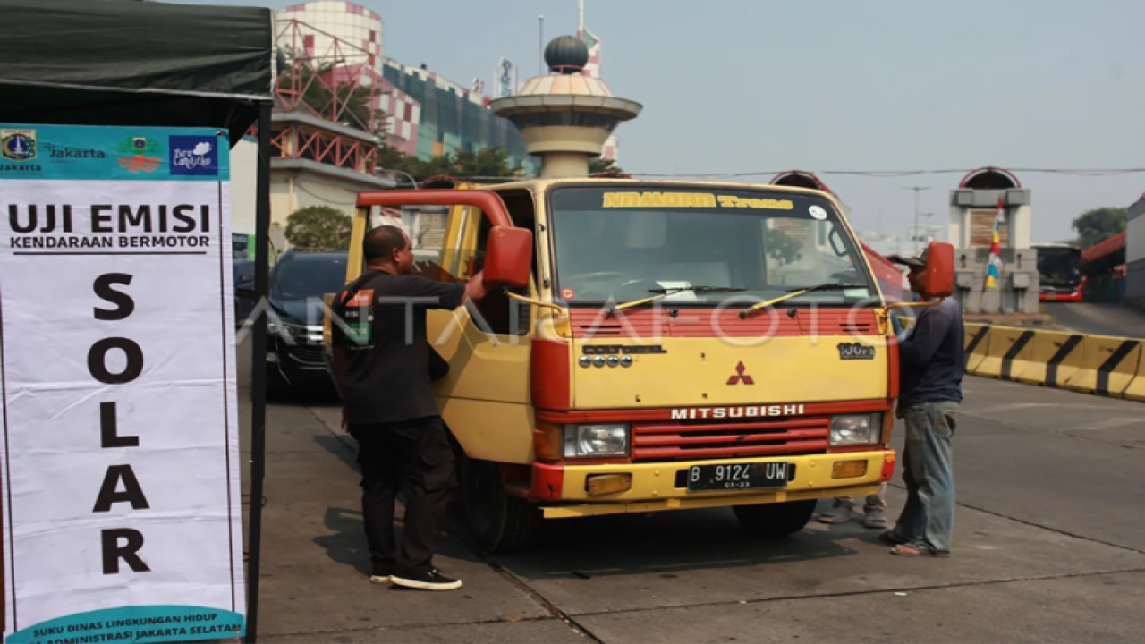 Petugas Dinas Lingkungan Hidup DKI Jakarta melakukan uji emisi di kawasan Terminal Blok M, Jakarta, Jumat (25/8/2023). Pemerintah Provinsi (Pemprov) DKI Jakarta mulai melakukan uji coba tilang uji emisi bermotor pada Jumat (25/8/2023) di lima titik yang tersebar di lima wilayah kotamadya sebagai upaya pengendalian pencemaran udara di Jakarta. ANTARA FOTO/Reno Esnir/aww.