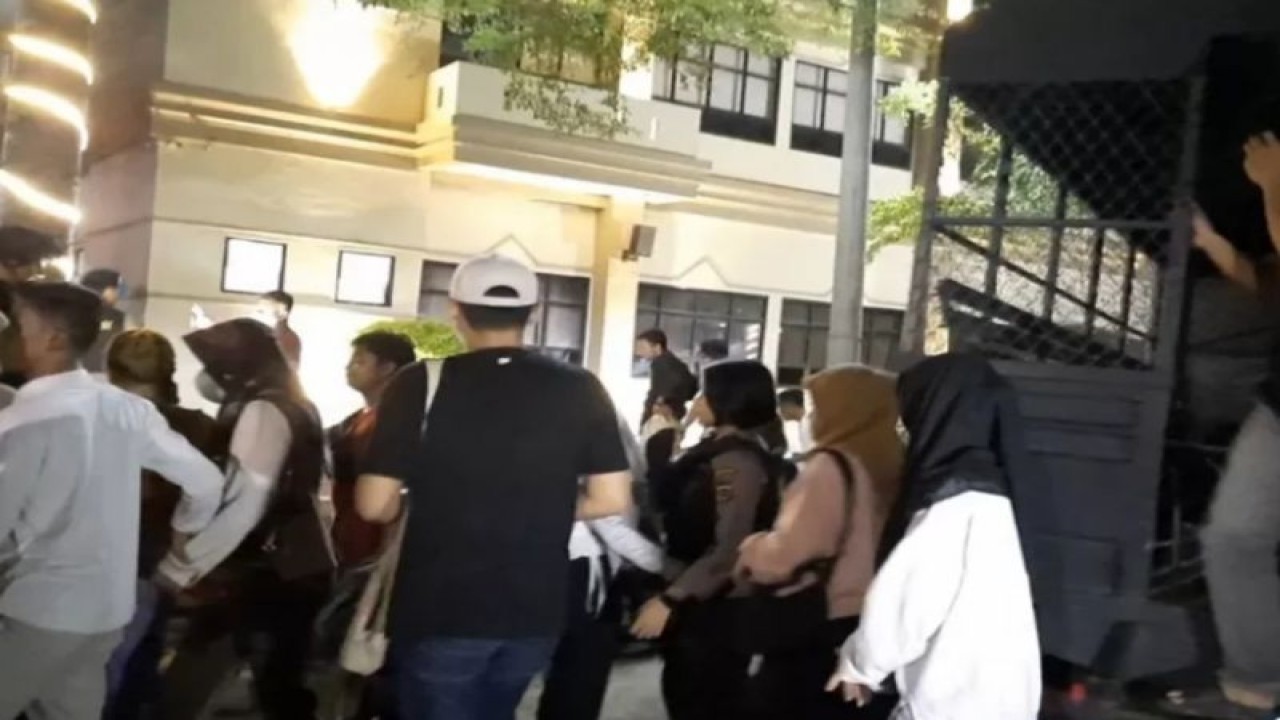 Polisi mengamankan 10 pasangan bukan suami istri saat razia pekat, Selasa (14/11/2023). (ANTARA/HO-Polda)