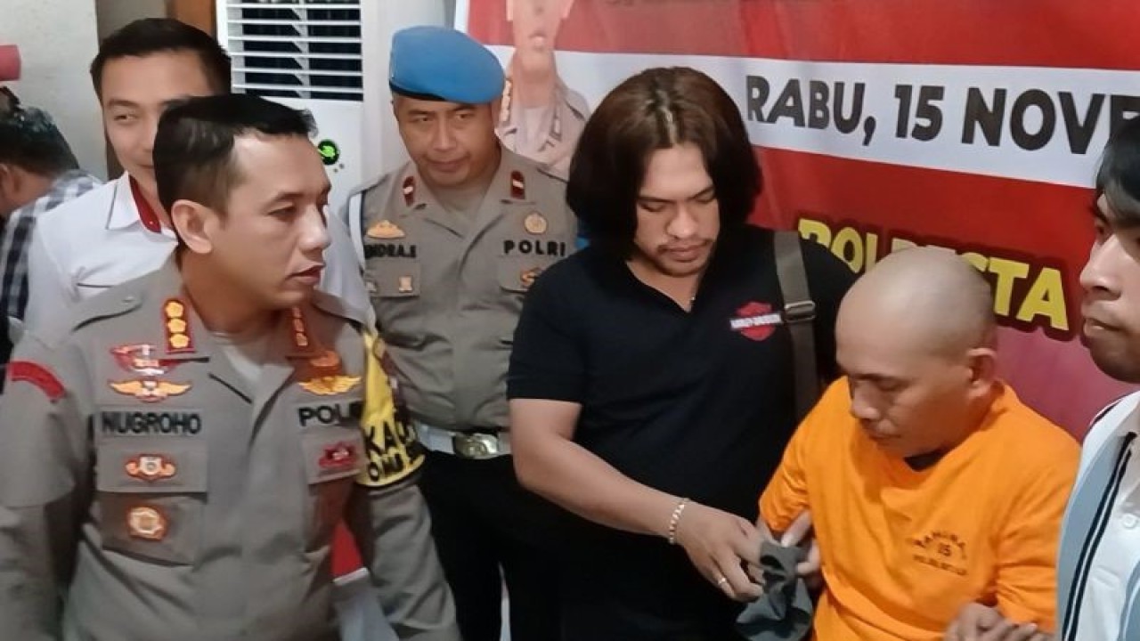 Kapolresta Barelang Kombes Pol. Nugroho Tri Nuryanto dalam rilis tersangka pembunuhan mantan direktur RSUD Padang Sidempuan di Kota Batam, Kepulauan Riau, Rabu (15/11/2023). (ANTARA/Yude)