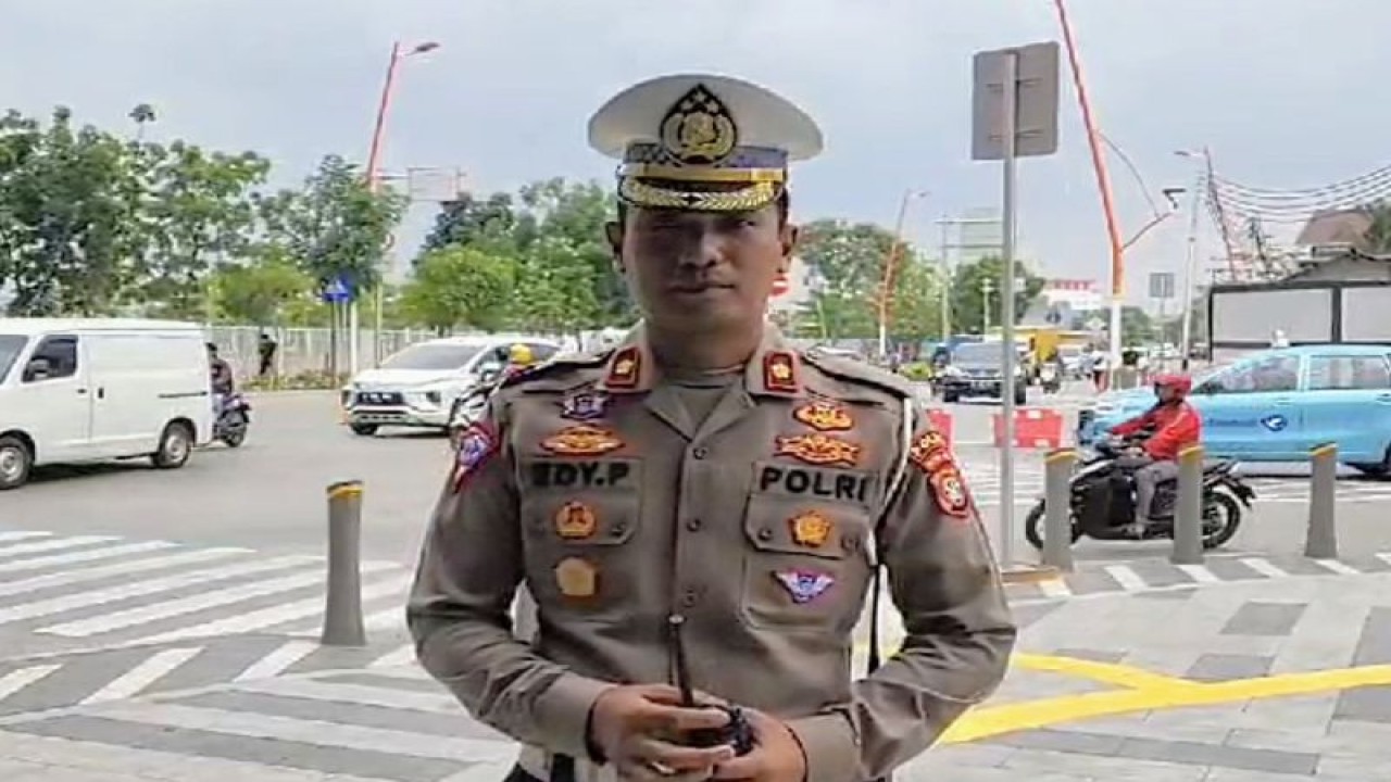 Kepala Satuan Polisi Lalu Lintas Wilayah Jakarta Utara Komisaris Polisi Edy Purwanto menjelaskan situasi penyelidikan kecelakaan di jalan layang Yos Sudarso Kelapa Gading dalam video yang dibagikan kepada wartawan di Jakarta Utara, Jumat (24/11/2023). ANTARA/HO-Jurnalis Jakarta Utara