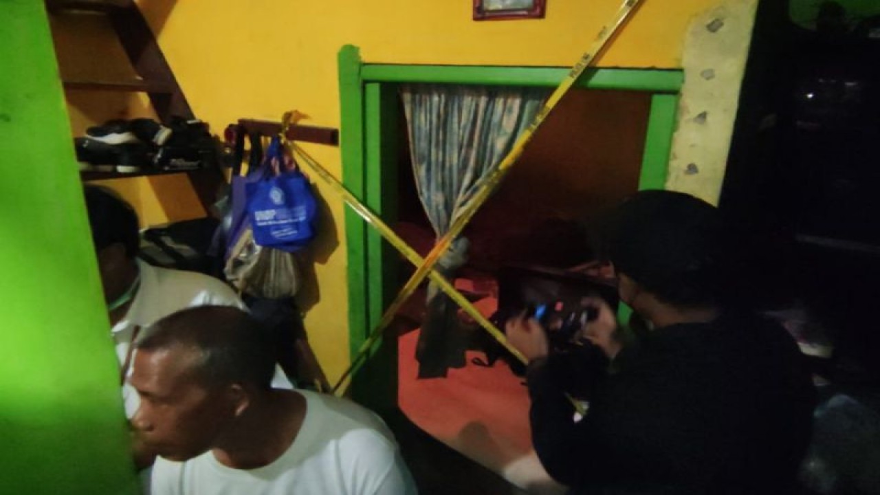 Polisi melakukan olah TKP di rumah bocah perempuan berusia 12 tahun yang diduga tewas tidak wajar di Semarang, Rabu. ANTARA/I.C. Senjaya.