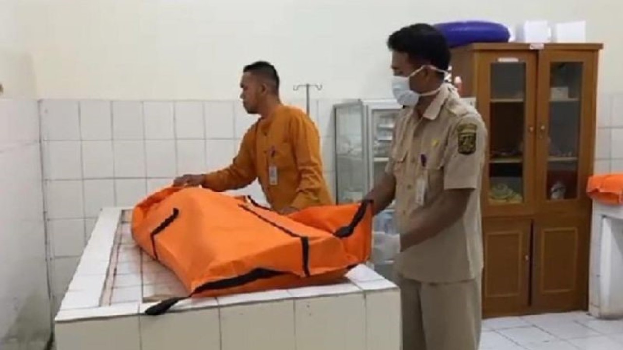 Jasad M Andri alias Amad (18) warga Desa Pondokkaso Tonggoh, Kecamatan Ciadahu, Kabupaten Sukabumi, Jawa Barat saat berada di ruang pemulasaraan jenazah RSUD Sekarwangi Cibadak yang tewas karena diserang dua orang bersenjatakan celurit pada Selasa, (14/11/2023) sekitar pukul 02.00 WIB. ANTARA/Aditya Rohman