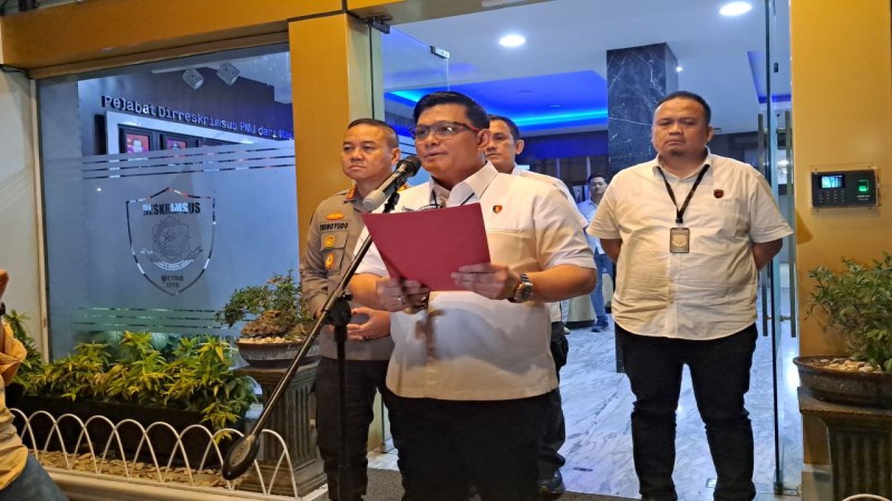 Dirreskrimsus Polda Metro Jaya Kombes Pol Ade Safri Simanjuntak (kanan) bersama Kabid Humas Polda Metro Jaya Kombes Pol Trunoyudo Wisnu Andiko saat ditemui di Polda Metro Jaya, Rabu (22/11/2023). ANTARA/HO-Dirreskrimsus Polda Metro Jaya