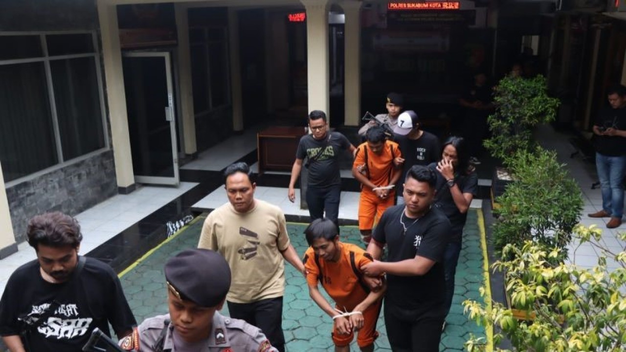 Personel Satreskrim Polres Sukabumi Kota saat menggiring dua pemuda yang diduga pelaku pembunuhan sopir taksi daring. ANTARA/Aditya Rohman