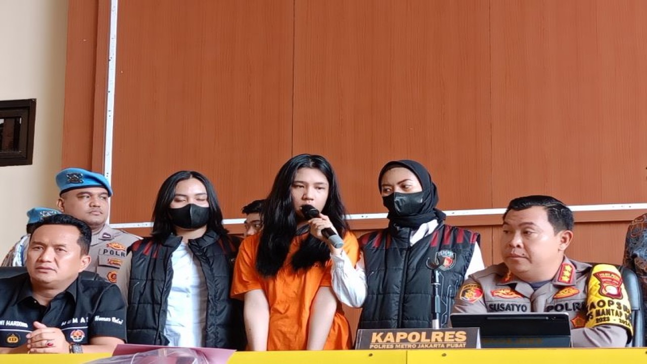 Ghisca Debora Aritonang atau GDA (19) telah ditetapkan sebagai tersangka penipuan tiket konser Coldplay yang digelar di Stadion Utama Gelora Bung Karno (SUGBK), Senayan, Jakarta Pusat, Rabu (15/11/2023) malam. (ANTARA/Siti Nurhaliza)