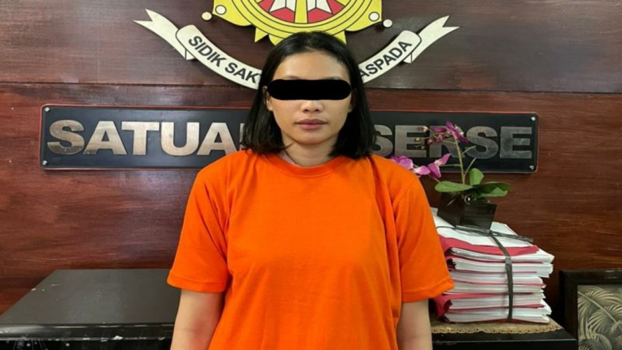 Pelaku penipuan BFCD (25) mengenakan baju tahanan usai ditetapkan menjadi tersangka kasus penipuan oleh Kepolisian Resor Kawasan Bandara I Gusti Ngurah Rai, Bali. ANTARA/HO-Humas Polres Bandara I Gusti Ngurah Rai