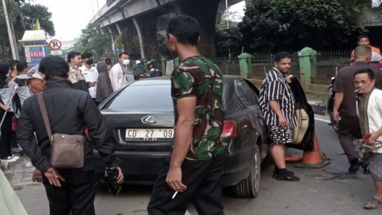 Pengendara mobil bernomor polisi diplomatik (Corpse Diplomatique/CD) 27-09 membuat risau masyarakat di Jalan Cilincing Raya, Koja, Jakarta Utara, Jumat (10/11/2023). ANTARA/HO-Jurnalis Jakarta Utara