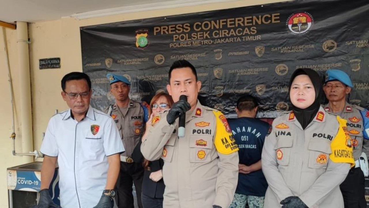 Kapolsek Ciracas Kompol Agung Ardiansyah saat memberikan keterangan pers di Mapolsek Ciracas, Jakarta Timur, Rabu (22/11/2023). ANTARA/Syaiful Hakim