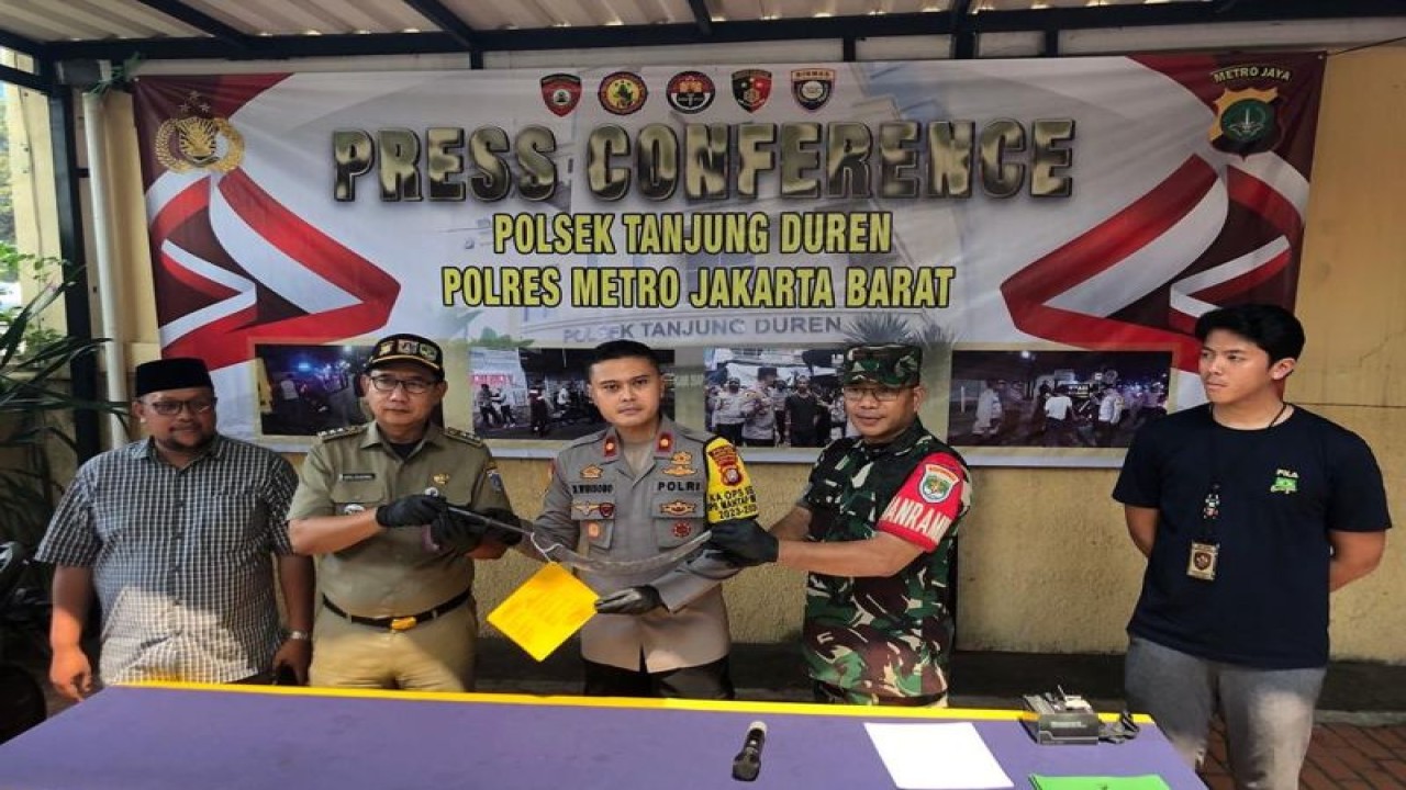 Jumpa pers penangkapan dua pelajar SMK Islam Perti berinisial AP (17) dan PAF (17) karena melukai siswa dari SMK Trikora berinisial MR (16), Selasa (21/11/2023). ANTARA/Risky Syukur