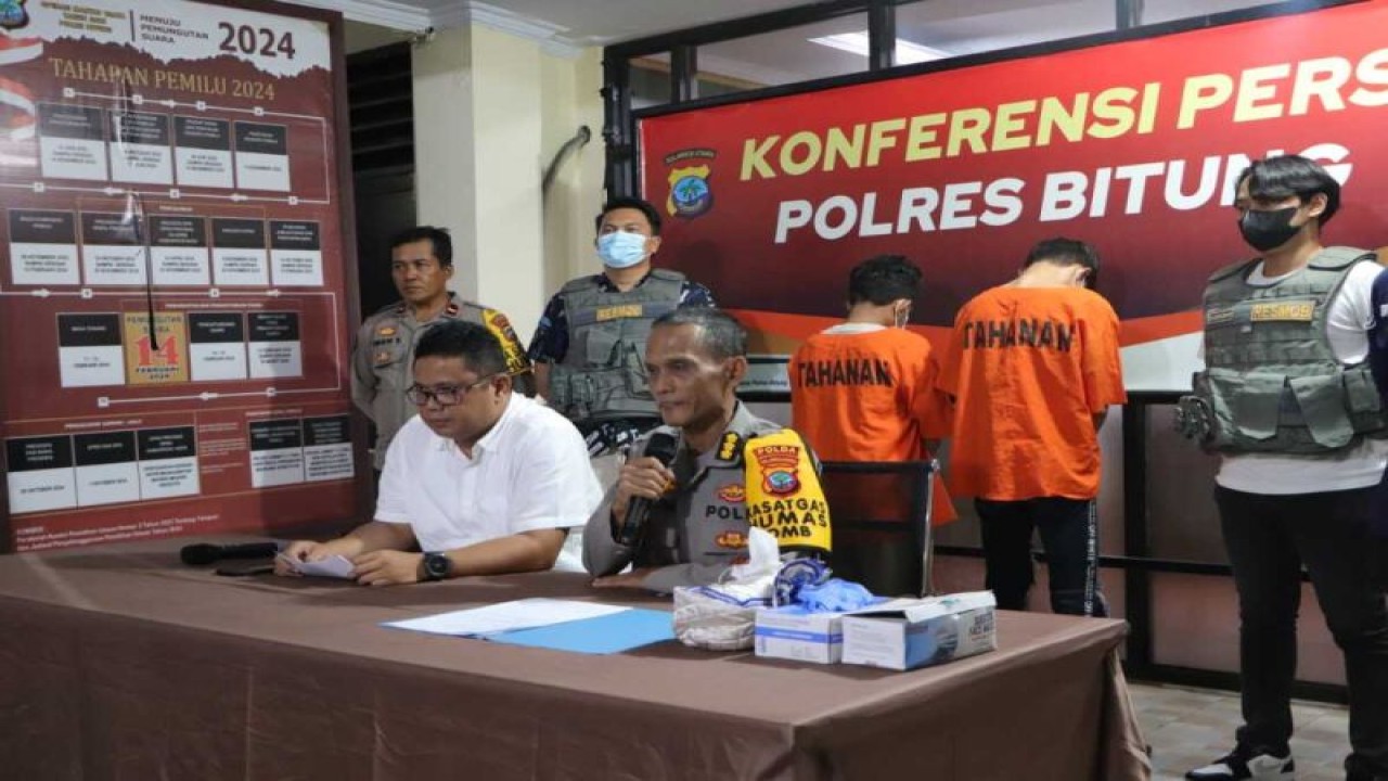 Kabid Humas Polda Sulut Kombes Pol Iis Kristian (kanan) dan Dirreskrimum Polda Sulut Kombes Pol Gani Siahaan (kiri) saat memberikan keterangan di konferensi pers. ANTARA/HO-Humas Polda Sulut (1)