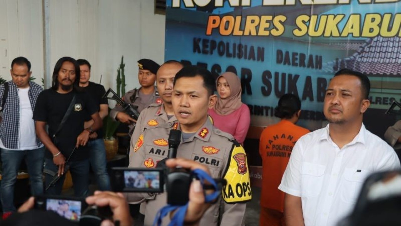Kapolres Sukabumi Kota AKBP Ari Setyawan Wibowo saat memberikan keterangan pers terkait kasus pembunuhan yang dilakukan oleh seorang ibu rumah tangga di Jalan Liosanta, Kelurahan Cikondang, Kecamatan Citamiang, Kota Sukabumi, Jabar pada Sabtu, (18/11/2023). ANTARA/Aditya Rohman