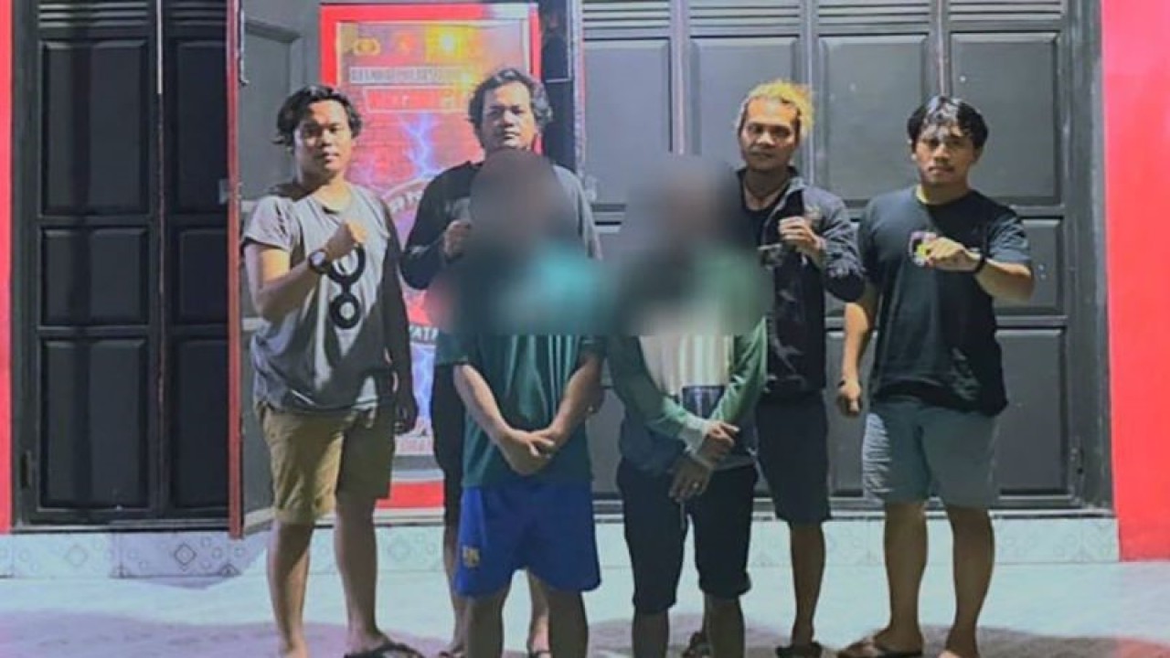 Tim Satuan Reserse Kriminal (Sat Reskrim) Polres Bone Bolango menangkap dua orang terduga pelaku pencurian ponsel dan tas milik pengunjung di Rumah Sakit Umum Daerah (RSUD) Toto Kabila, Kabupaten Bone Bolango, Gorontalo. ANTARA/HO-Polres Bone Bolango