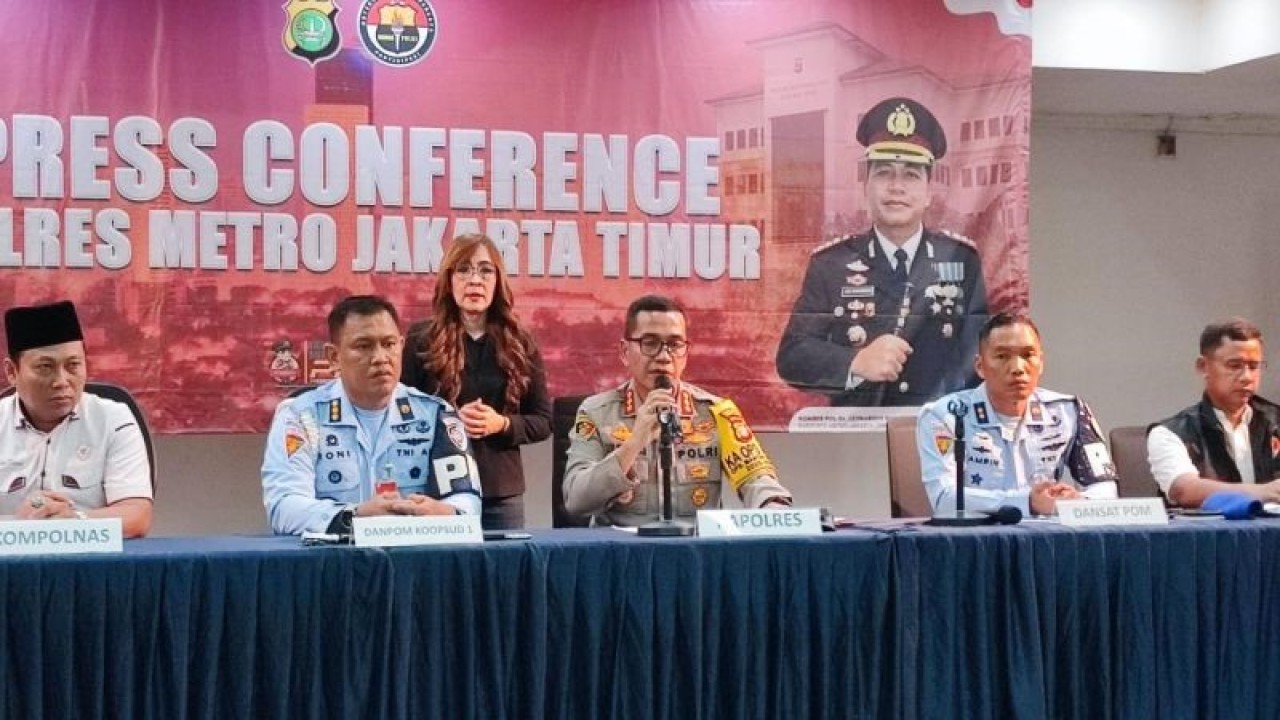 Kapolres Metro Jakarta Timur Kombes Pol Leonardus Simarmata saat memberikan keterangan pers di Mapolres Metro Jakarta Timur, Jatinegara, Kamis (23/11/2023). ANTARA/Syaiful Hakim