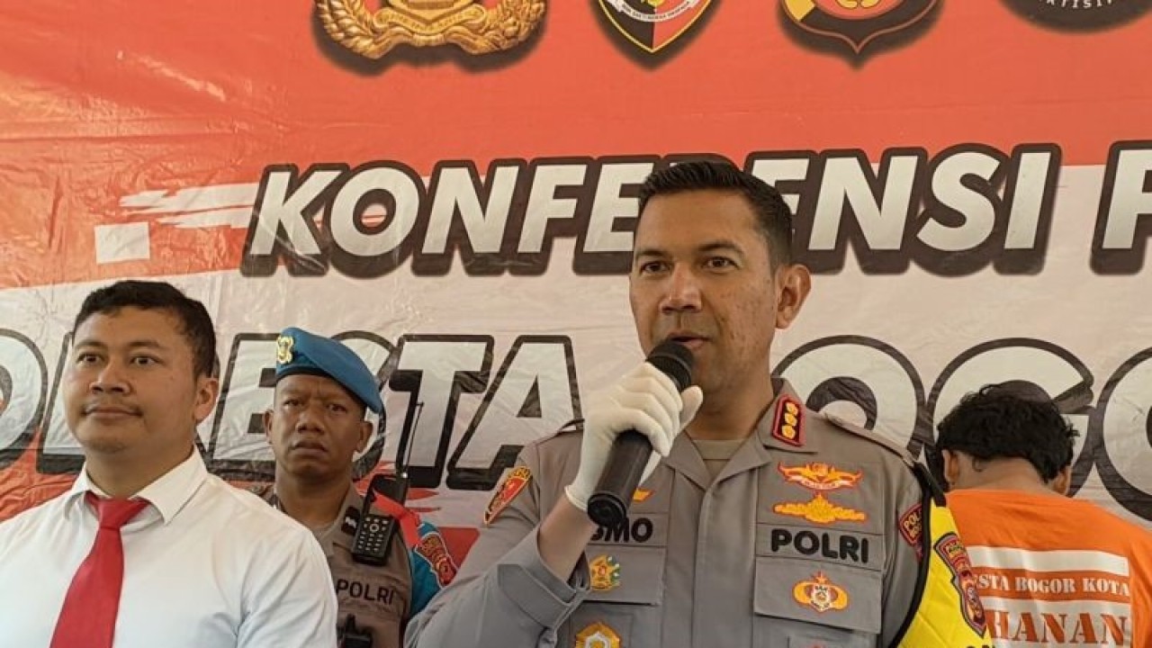 Kapolresta Bogor Kota Kombes Pol Bismo Teguh Prakoso (kanan) didampingi Kasatreskrim Kompol Rizka Fadhila (kiri) saat ungkap kasus tawuran di dekat rel kereta api Kelurahan Cipaku, kecamatan Bogor Selatan, Rabu (15/11/2023). ANTARA/Linna Susanti.