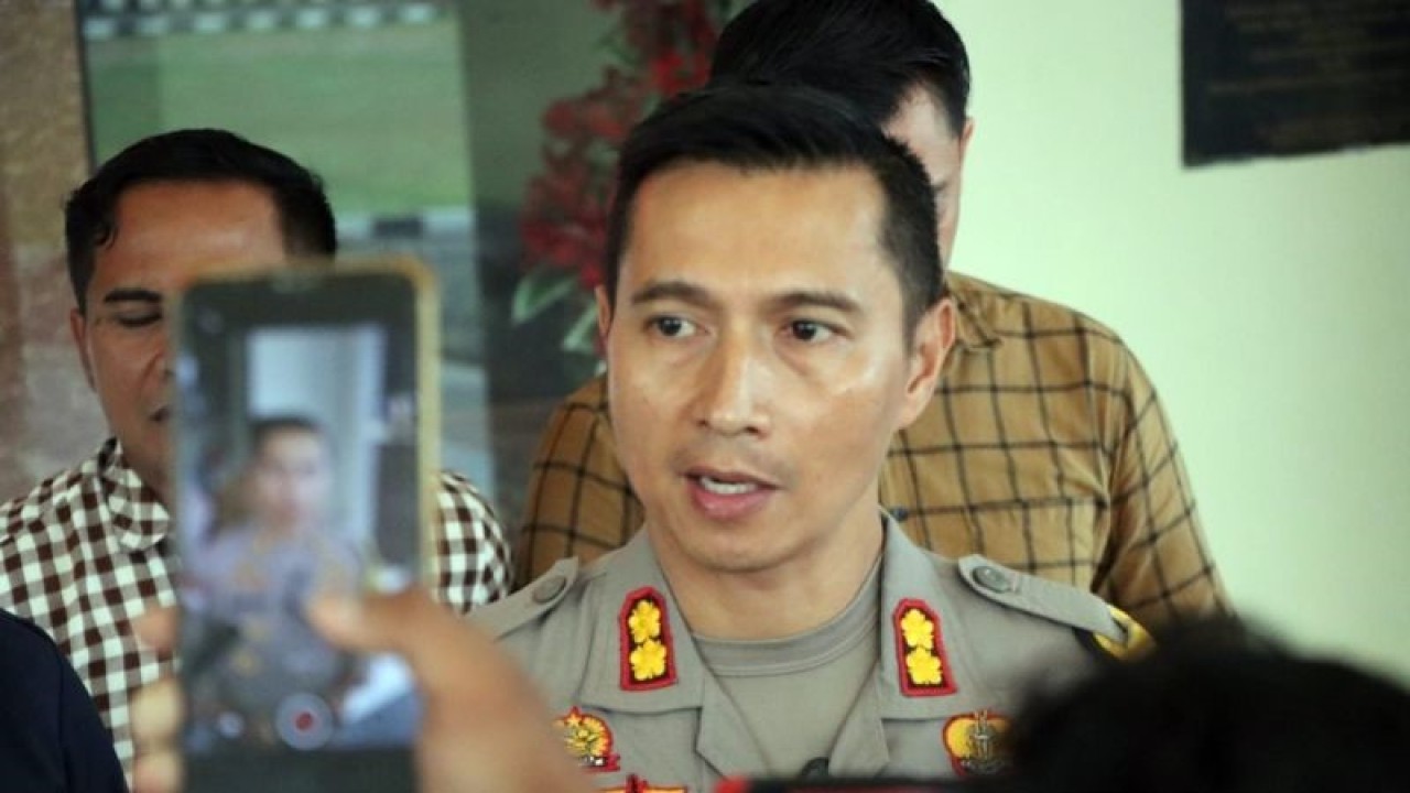Kepala Polres Karanganyar AKBP Jerrold Hendra Yosef Kumontoy, memberikan keterangan kasus peninggal pesilat WA, di Karanganyar. ANTARA/Bambang Dwi Marwoto.