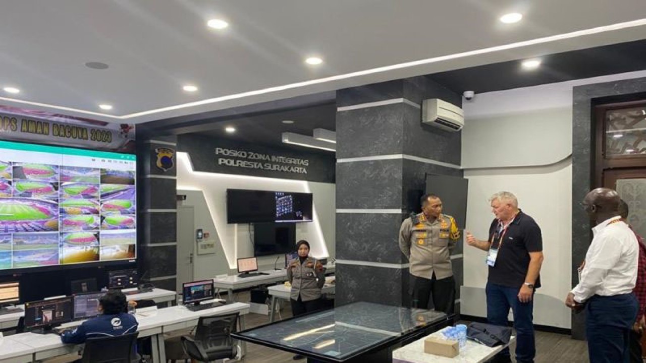 Kepala Polresta Surakarta, Kombes Pol. Iwan Saktiadi (kiri) saat menjamu kunjungan perwakilan FIFA di ruang TMC Polresta Surakarta, Senin (6/11/2023). ANTARA/Bambang Dwi Marwoto.