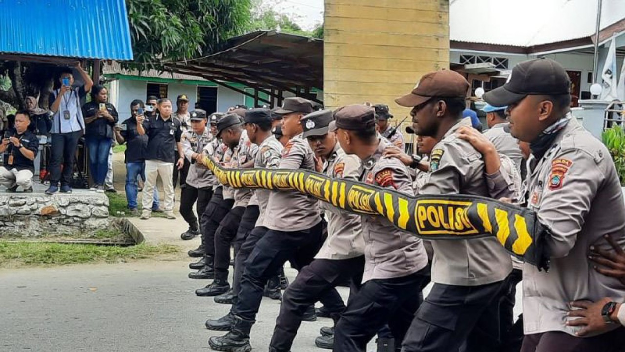 Personel Polres Teluk Wondama, Papua Barat menggelar simulasi pengamanan Pemilu Serentak 2024 di Wasior, Rabu. (ANTARA/Fransiskus Salu Weking)