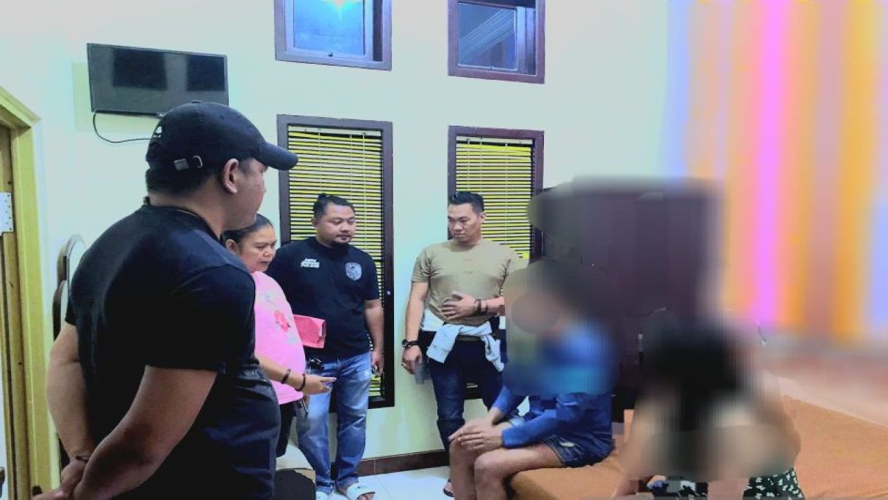 Personel Polresta Gorontalo Kota saat menemukan dua orang yang diduga kuat terlibat dalam TPPO. (ANTARA/HO-Humas Polresta Gorontalo Kota)