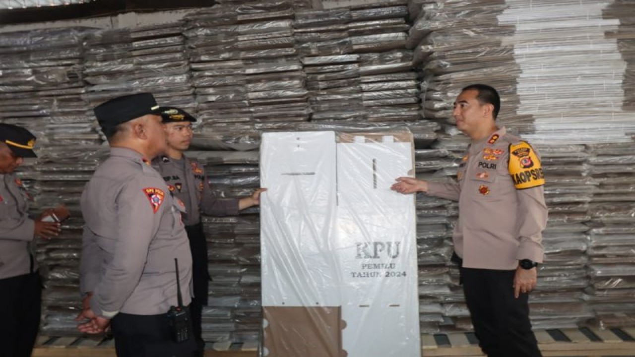 Kepala Kepolisian Resor Garut AKBP Rohman Yonky Dilatha (kanan) saat mengecek gudang penyimpanan logistik KPU Garut di Jalan Tegal Kurdi, Garut, Jawa Barat, Selasa (14/11/2023). (ANTARA/HO-Polres Garut)