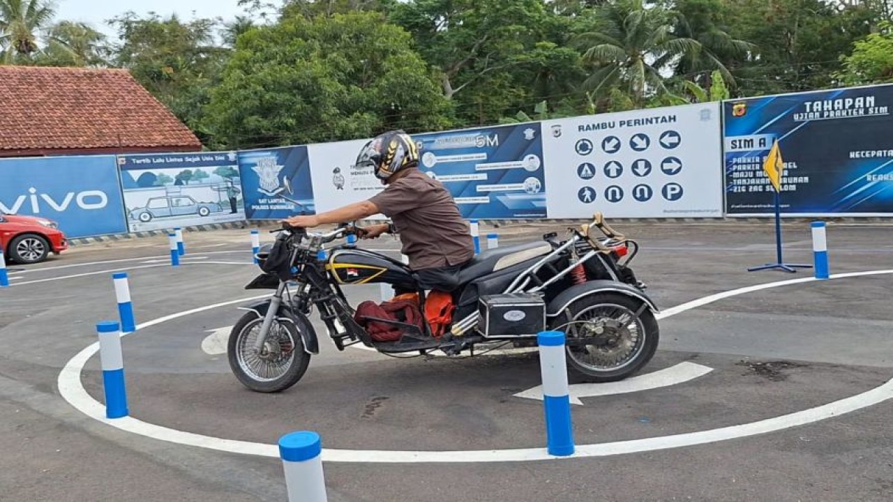 Seorang pengendara disabilitas saat mengikuti uji praktek pembuatan SIM D di Polres Kuningan, Jawa Barat, Selasa (28/11/2023). (ANTARA/HO-Humas Polres Kuningan)