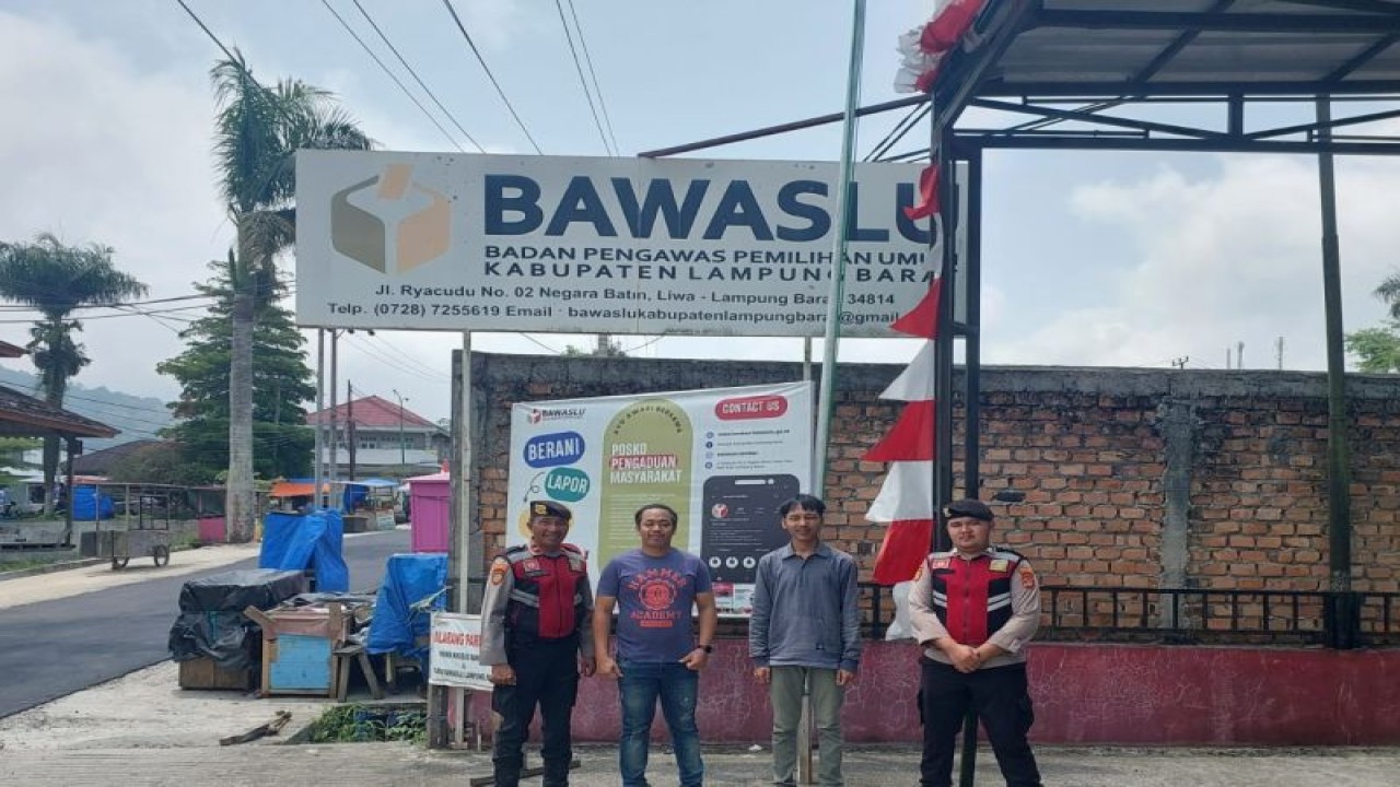 Suasana saat personel kepolisian dari Polres Lampung Barat melakukan penjagaan di kantor KPU dan bawaslu. (ANTARA/HO-Humas Polres Lampung Barat)