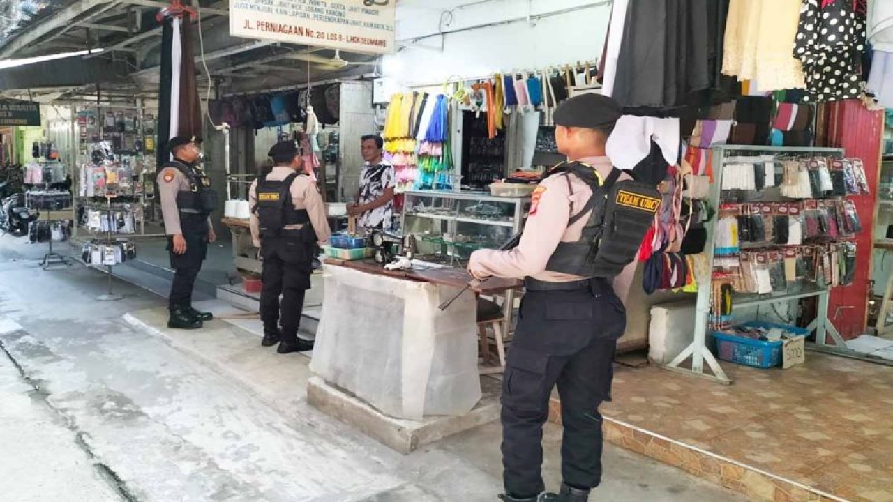 Personel Polres Lhokseumawe menggelar patroli pengamanan jelang Pemilu 2024 di kawasan pasar di Kota Lhokseumawe, Aceh, Rabu (1/11/2023). ANTARA/HO-Bidhumas Polda Aceh