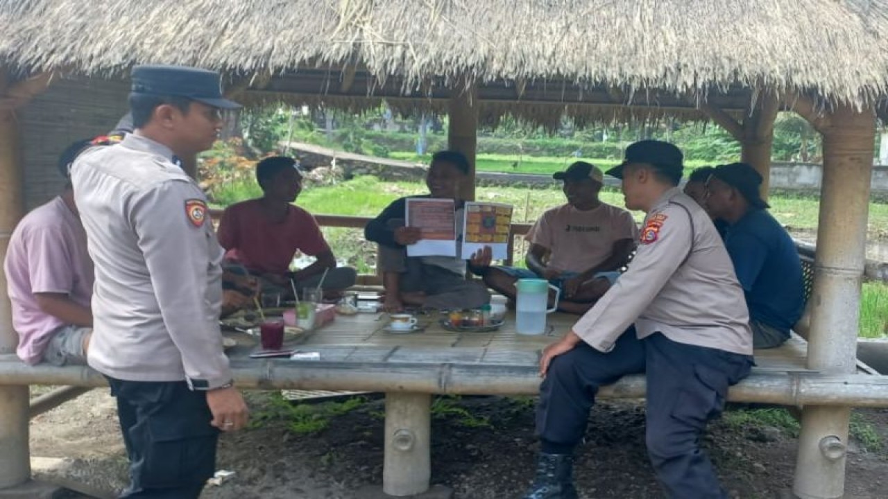 Anggota Polres Lombok Tengah, Provinsi Nusa Tenggara Barat saat membagikan brosur TPPO kepada masyarakat di Kecamatan Batukliang, Selasa (14/11/2023) (ANTARA/HO-Humas Polres Lombok Tengah)