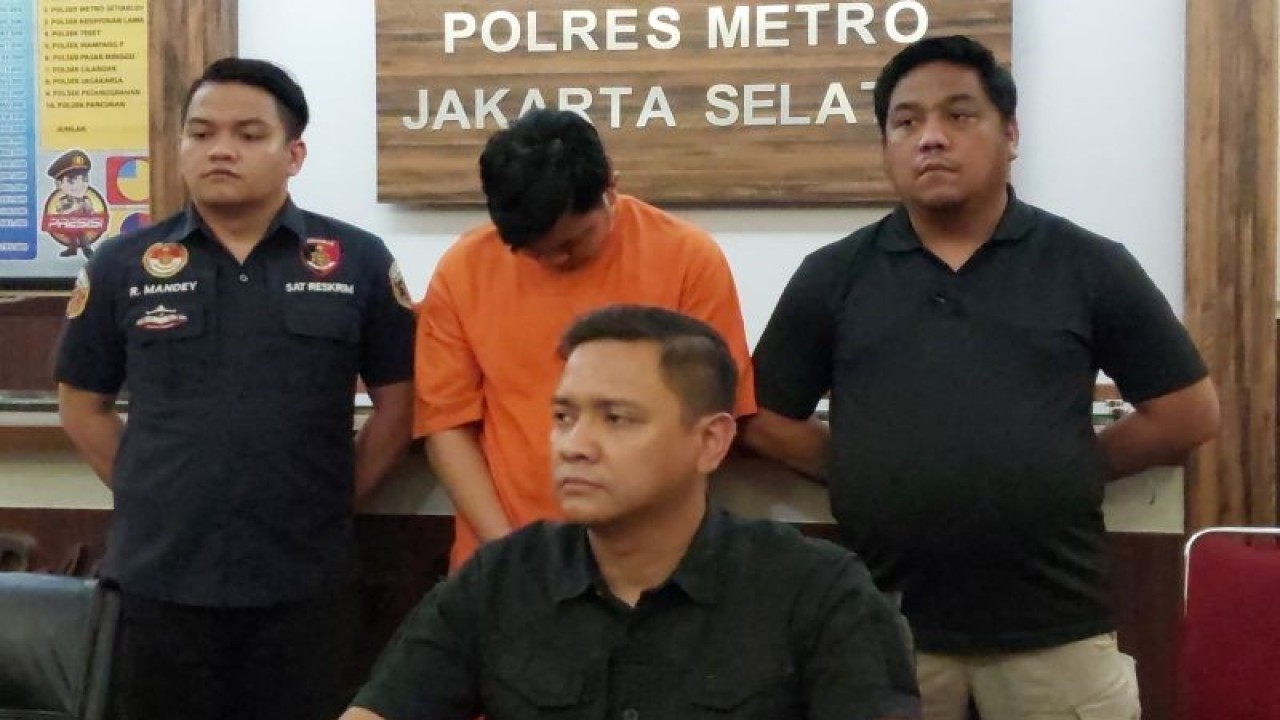 Wakasat Reskrim Polres Metro Jakarta Selatan Kompol Henrikus Yossi saat memberikan keterangan pers. ANTARA/HO-Humas Polres Metro Jakarta Selatan. ANTARA/ Donny Aditra