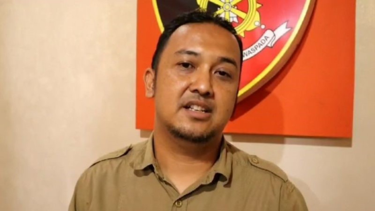 Kasat Reskrim Polres Sukabumi Kota AKP Yanto Sudiarto saat memberikan keterangan terkait kasus dugaan perundungan dan kekerasan yang dialami seorang pelajar SD kelas III yang bersekolah di salah satu SD swasta di Kota Sukabumi, Jabar. Antara/Aditya Rohman.